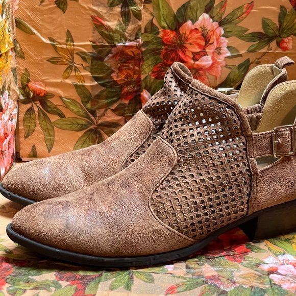 Quipid laser cut Bootie size 7 - Picture 2 of 10